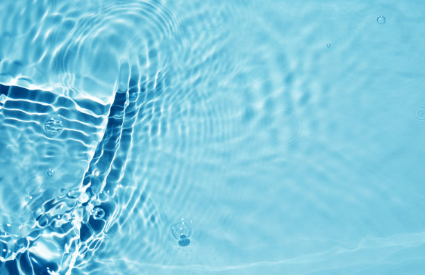 阳光背景下的水波。液体颜色清澈的水面纹理带有飞溅的气泡。时尚的夏日自然旗帜。图片下载