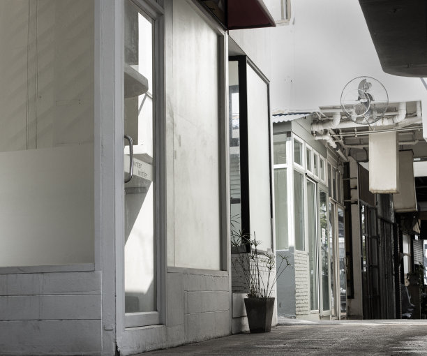 商店前面的白色门图片下载