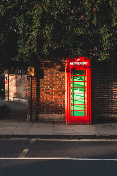 剑桥镇的一个红色电话亭图片下载