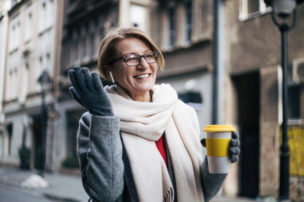 一个美丽的女人在户外图片下载