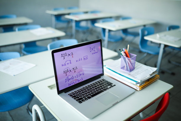 教育与科技，在线教育，家庭作业，空教室图片下载