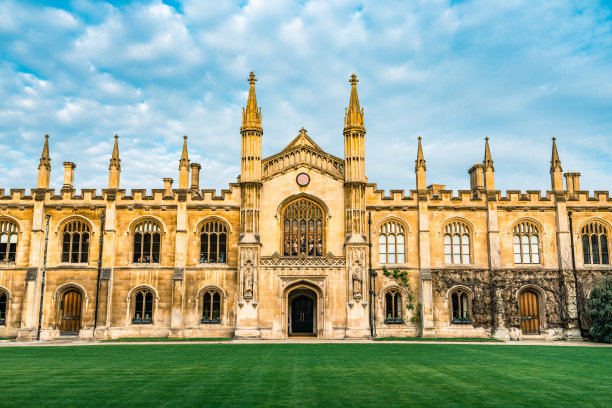 英国剑桥历史悠久的学院建筑图片下载