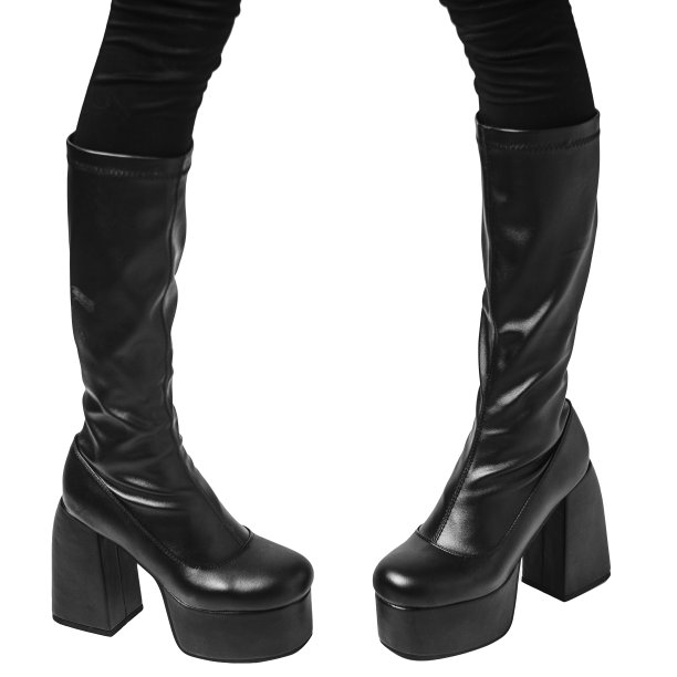 修长的女人的腿在黑色皮靴在白色的背景。时尚的高平台鞋图片下载
