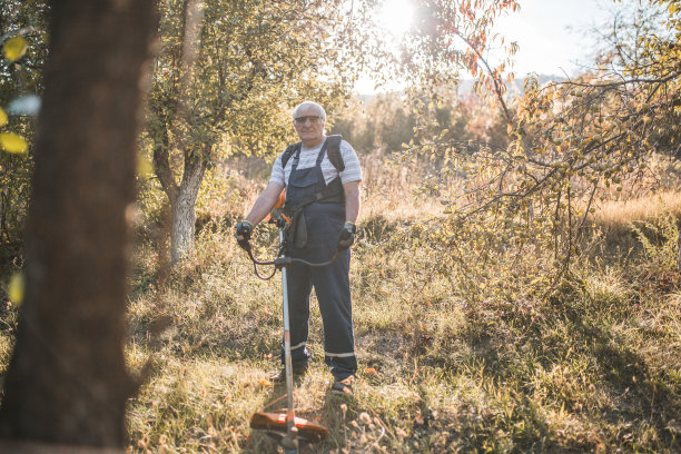 退休老人在花园里的照片图片下载