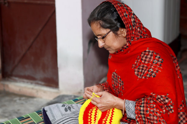 印度妇女用钩针编织冬季帽子图片下载