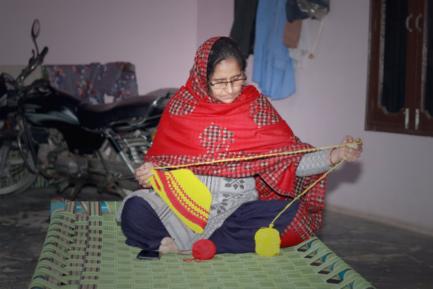 印度妇女用钩针编织冬季帽子图片下载