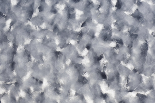 冰冻的湖上有冰和小块的雪图片下载