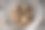 一个废纸篓放在灰色的地毯上，里面装满了棕色的皱巴巴的纸球图片下载