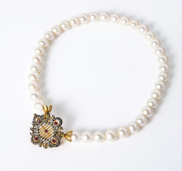 珍珠项链孤立在白色背景图片下载