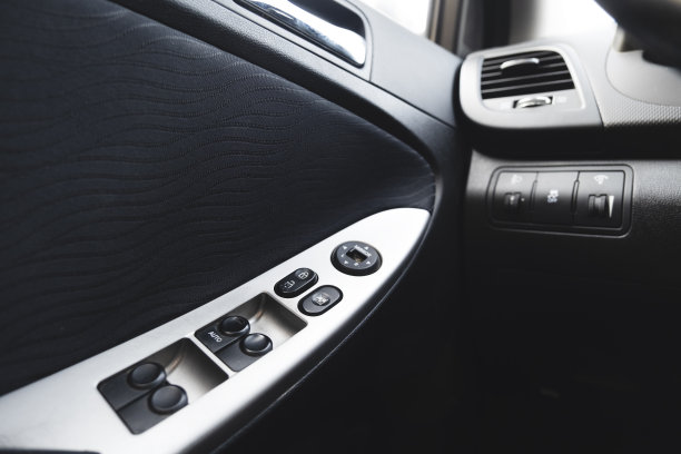 汽车黑色内饰的特写。图片下载