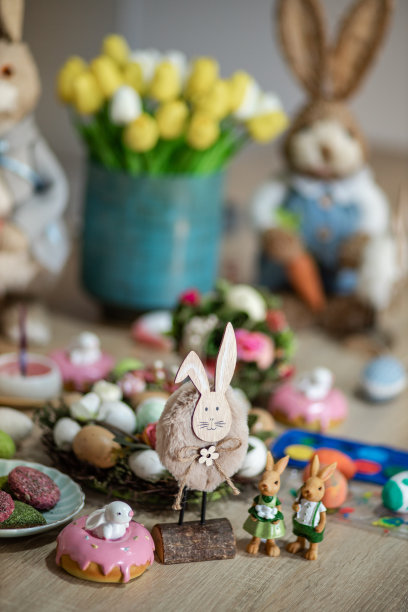 可爱的复活节兔子，饼干和复活节装饰图片下载