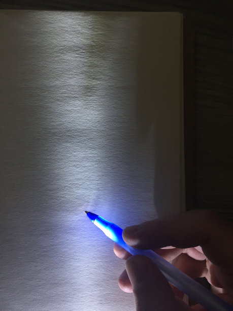 在黑暗中在空白页上做笔记图片下载