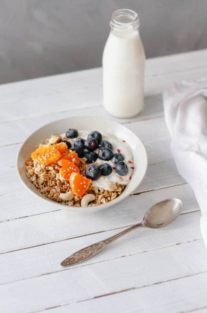 格兰诺拉麦片，蓝莓和橘子放在碗里图片下载