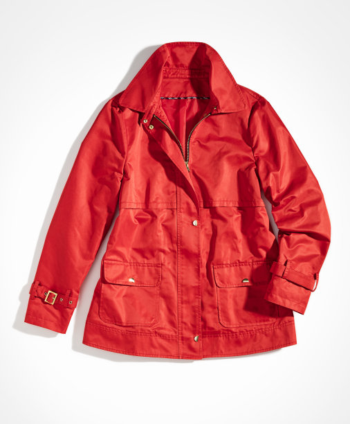 时尚的红色雨衣孤立在白色的背景上图片下载