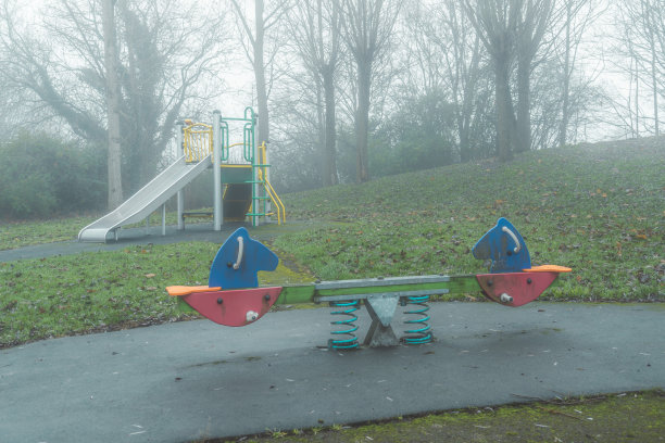 雾天空旷的操场图片下载
