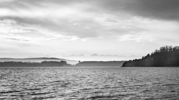 贝尔湖和瑞士阿尔卑斯山脉在地平线上的全景图片下载