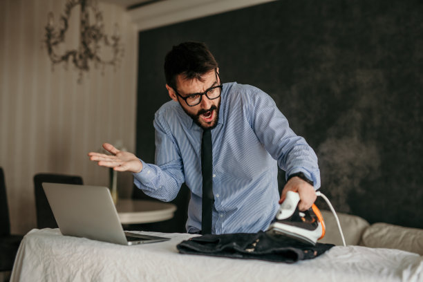 笨手笨脚的人在用熨衣板图片下载