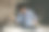 笨手笨脚的人在用熨衣板图片下载