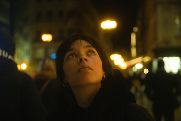 年轻女子在城市电影肖像中抬头图片下载