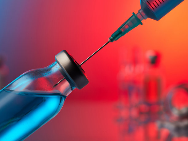 针头进入Covid-19疫苗瓶图片下载