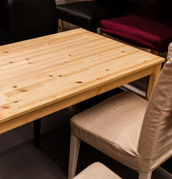 餐桌和椅子的特写图片下载