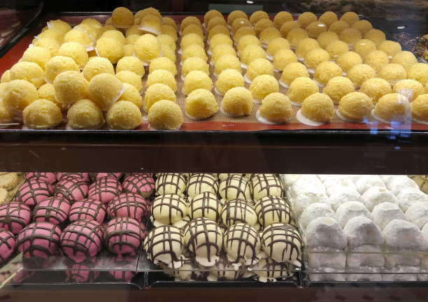 商店里各式各样的糖果和甜点图片下载