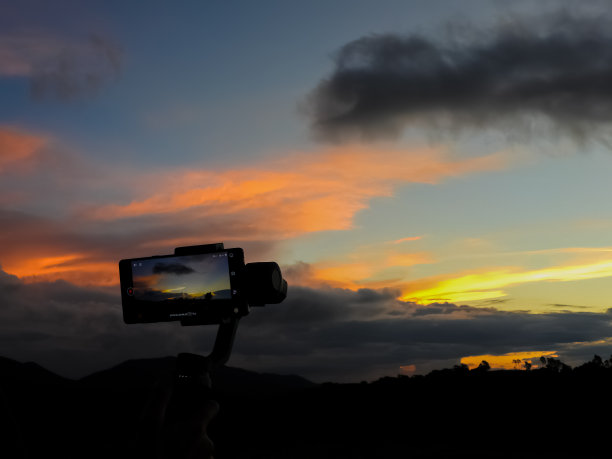 用万向节和手机拍摄的人图片下载