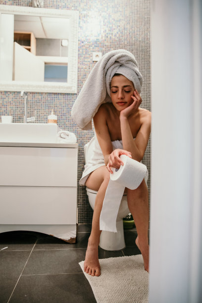 早上在厕所上小便图片下载