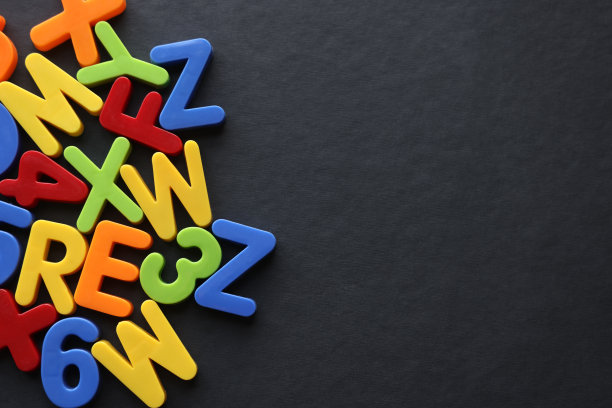 黑板上的儿童玩具字母图片下载