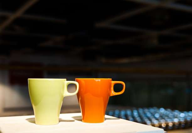 架子上有彩色酒杯。图片下载