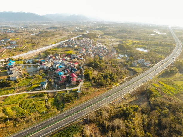 中国美丽的村庄和公路图片下载