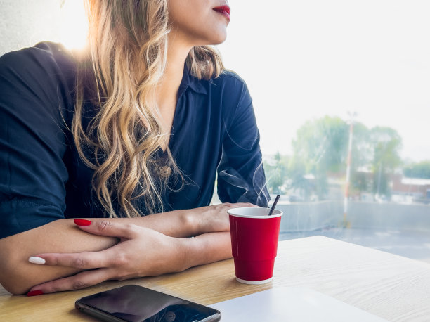 穿黑裙子的拉丁女人图片下载