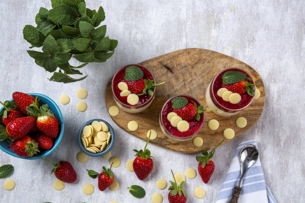 草莓白巧克力滋润蛋糕图片下载