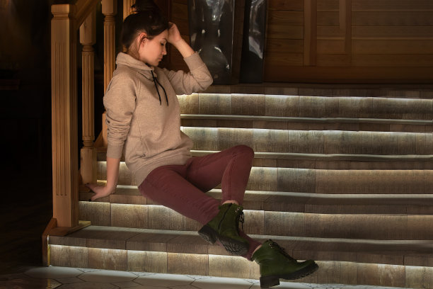 室内一个美丽沉思的女孩的肖像图片下载