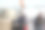 身穿蓝色夹克、头戴灰色帽子的吊车操作员正在卸载冰块图片下载