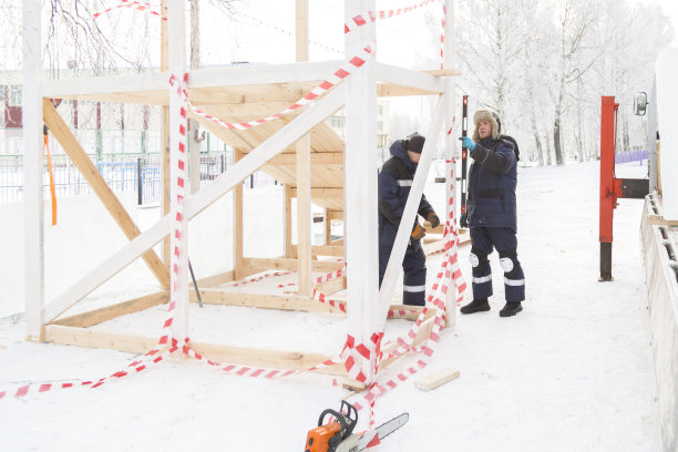 当工作在一个关卡时安装人员的肖像图片下载