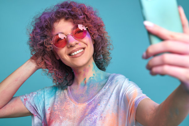 一个涂着胡里节粉微笑的女人在自拍图片下载