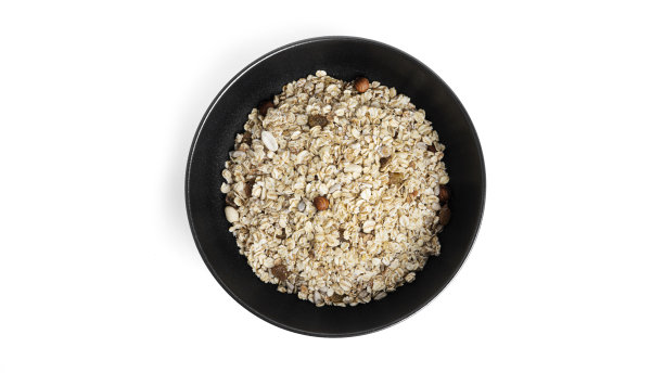 在白色背景上孤立的麦片粥。格兰诺拉麦片孤立图片下载