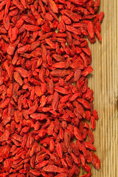 木皮上的枸杞浆果图片下载