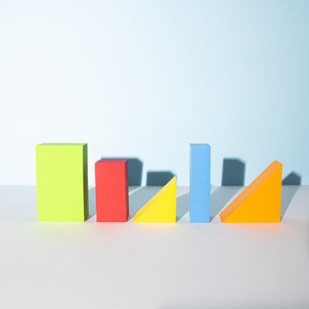 在蓝色和白色的背景上设置彩色的几何对象。抽象图案设计由形状和形式构成。教育，业务解决方案，创意设计产品理念。图片下载