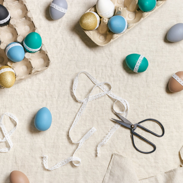 彩色复活节彩蛋装饰，准备快乐的复活节庆祝，胶带花边装饰染色鸡蛋桌布背景。生活方式美学照片在家，diy假期图片下载
