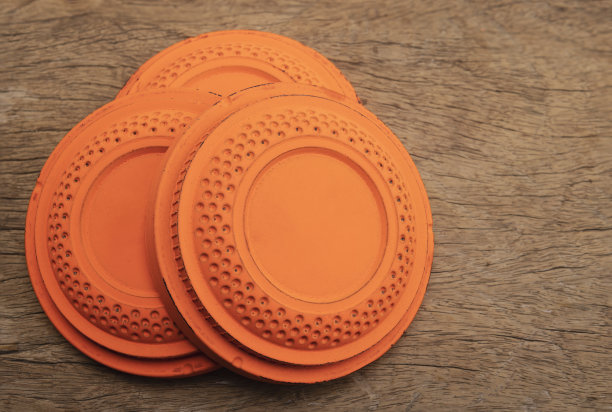 飞行陶土靶在木制背景，射击游戏图片下载