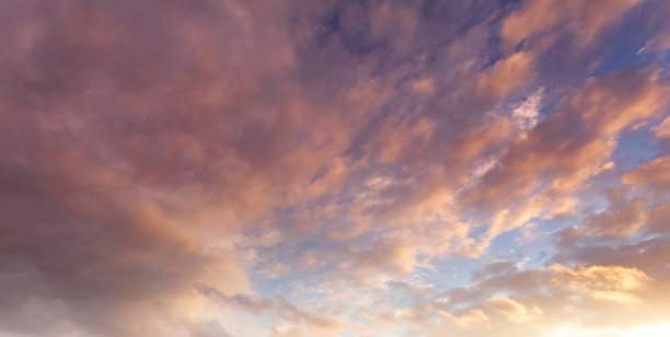 黄昏时天空中的云。日落前的天空图片下载