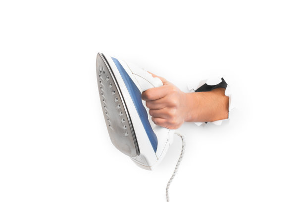 一个男人的手拿着熨斗在白色背景下孤立图片下载