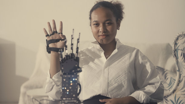 女性机器人开发人员在晚上工作。图片下载