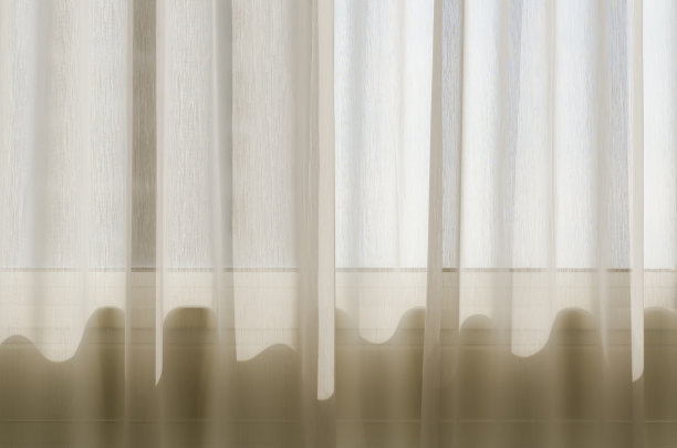 卧室里的白色窗帘，摇曳的影子图片下载