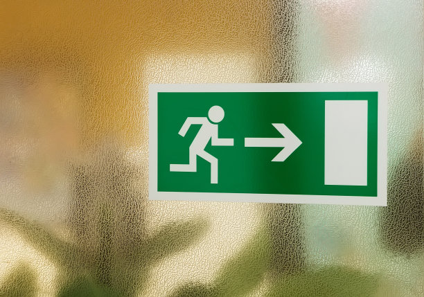 箭头指针在绿色和玻璃纹理表面。方向的指标。找到正确的路标。图片下载