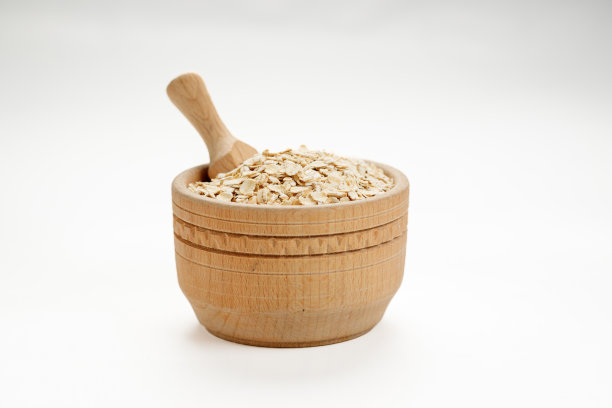 在白色背景的碗和袋子里吃饭。高质量的照片图片下载