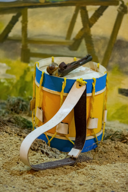 黄色的鼓。老式鼓。图片下载