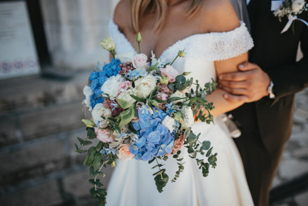 幸福的情侣。美丽的新娘和时尚的新郎。新婚夫妇的浪漫时刻。婚礼的照片。图片下载